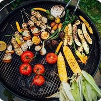 Готовите еду на огне: жареное мясо и овощи.